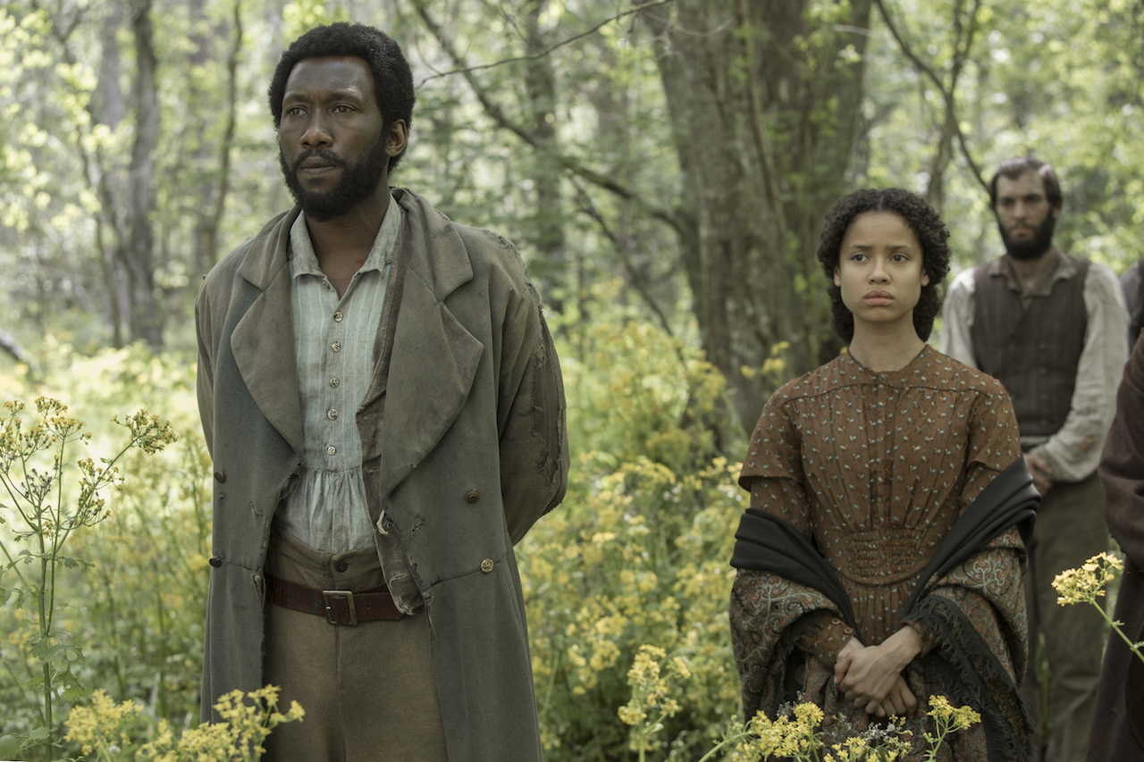 (L-R) Mahershala Ali and Gugu-Mbatha-Raw in FREE STATE OF JONES.