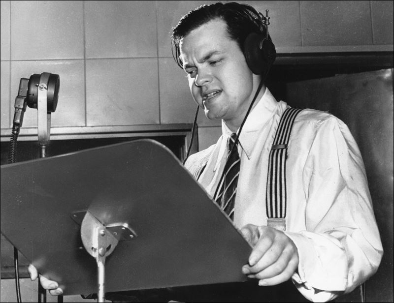Welles-at-the-mic