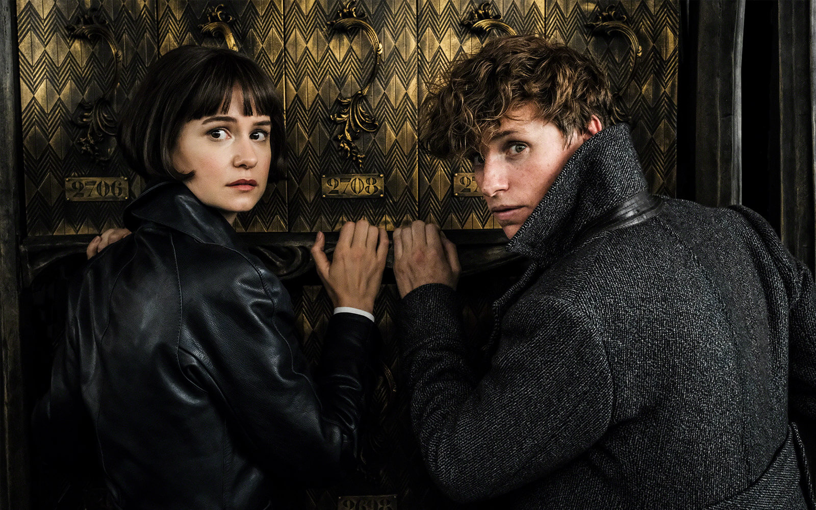 Katherine Waterston and Eddie Redmayne in FANTASTIC BEASTS: THE CRIMES OF GRINDELWALD (2018)