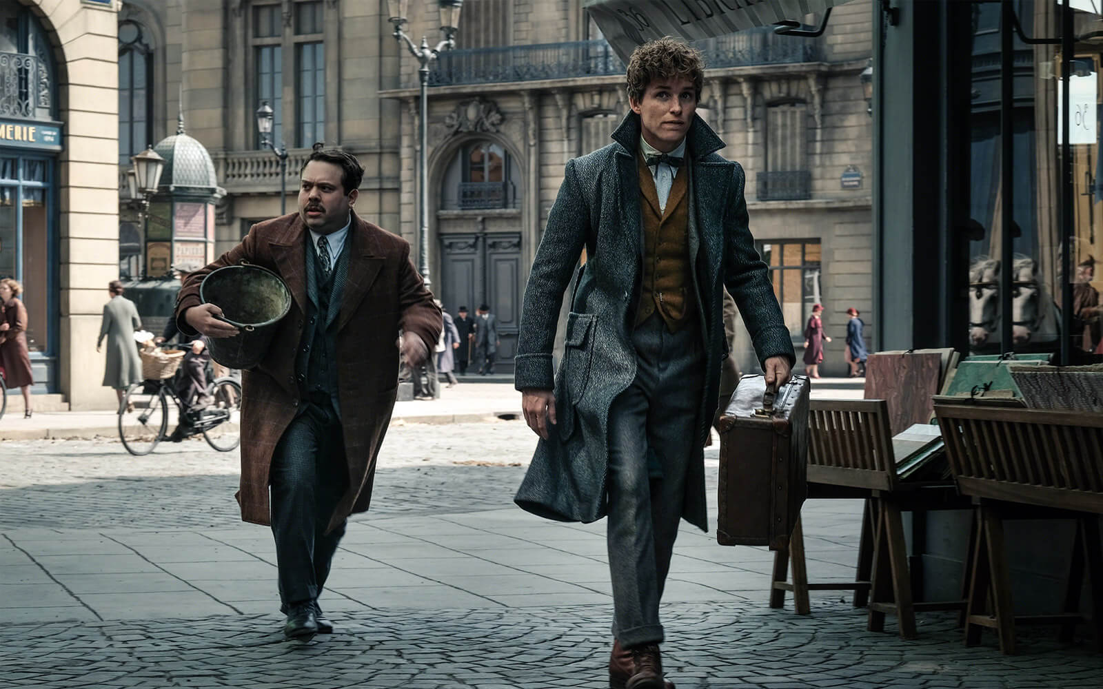 Jacob Fogler and Eddie Redmayne in FANTASTIC BEASTS: THE CRIMES OF GRINDELWALD (2018)