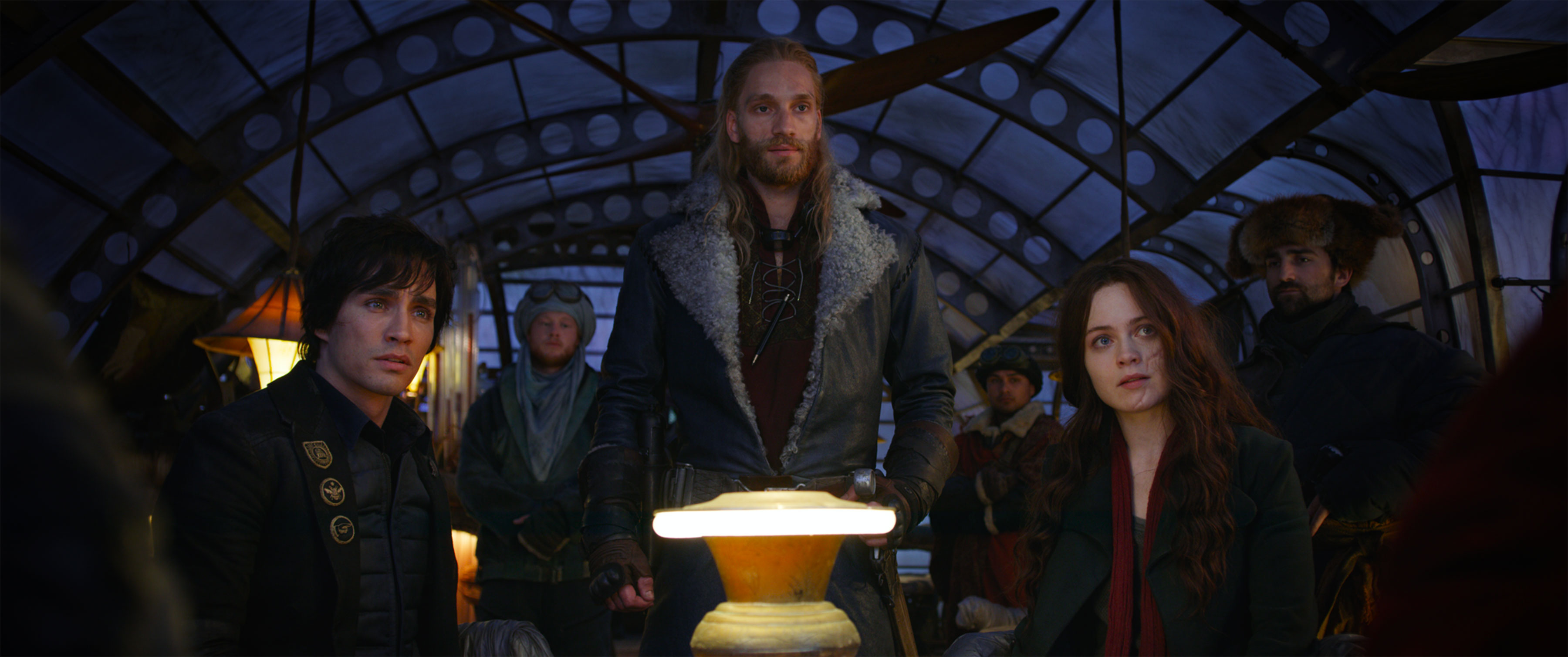 Robert Sheehan and Hera Hilmar in MORTAL ENGINES (2018)