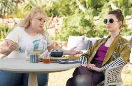 Rebel Wilson and Anne Hathaway in THE HUSTLE (2019)
