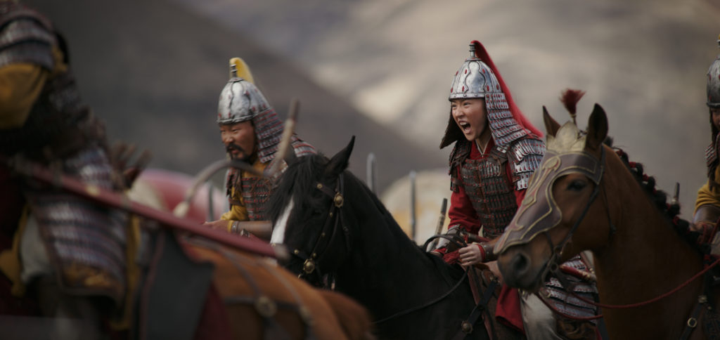 Mulan in battle in MULAN (2020)