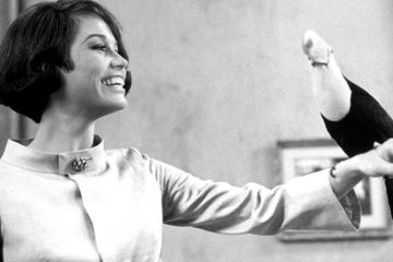 Mary Tyler Moore greets the toucan Amigo in WHAT'S SO BAD ABOUT FEELING GOOD? (1968)