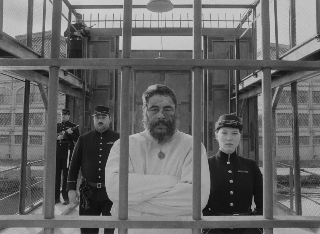 Benicio Del Toro and Léa Seydoux in prison in THE FRENCH DISPATCH (2021)