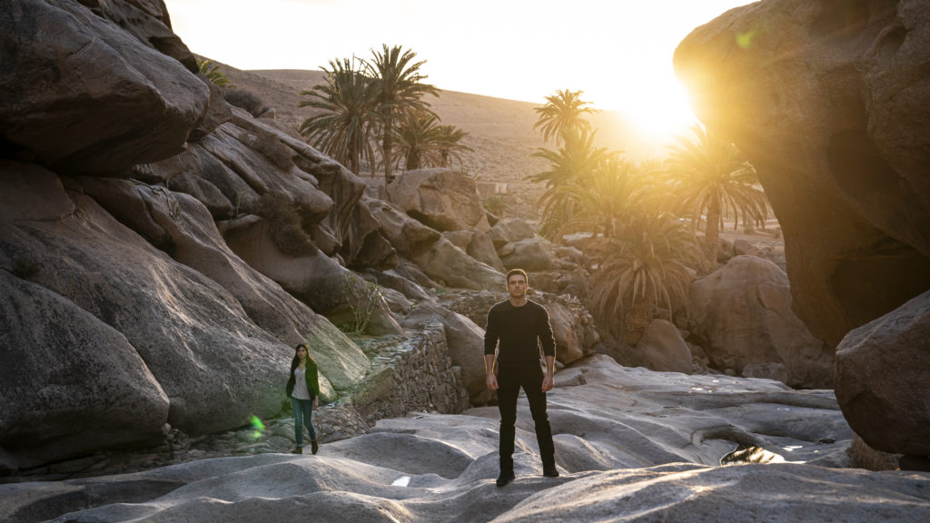 L to R: Sersi (Gemma Chan) and Ikaris (Richard Madden) in Marvel Studios' ETERNALS. Photo by Sophie Mutevelian. ©Marvel Studios 2021. All Rights Reserved.