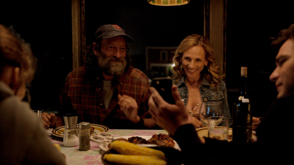 Emilia Jones, Troy Kotsur, Marlee Matlin, and Daniel Durant eat around the dinner table in CODA (2021)