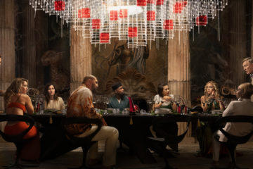 GLASS ONION: A KNIVES OUT MYSTERY (2022) (L-R) Edward Norton as Miles, Madelyn Cline as Whiskey, Kathryn Hahn as Claire, Dave Bautista as Duke, Leslie Odom Jr. as Lionel, Jessica Henwick as Peg, Kate Hudson as Birdie, Janelle Monae as Andi, and Daniel Craig as Detective Benoit Blanc.Cr: Courtesy NETFLIX