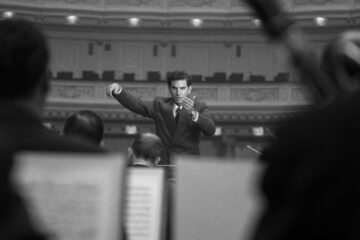 Maestro. Bradley Cooper as Leonard Bernstein (Director/Writer/Producer) in Maestro. Cr. Jason McDonald/Netflix © 2023.
