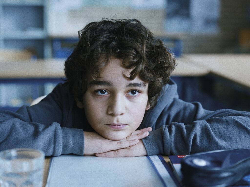 Leonard Stettnisch as student Oskar in the classroom in THE TEACHERS' LOUNGE (2023)