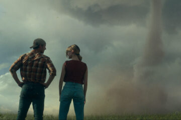 Glen Powell and Daisy Edgar-Jones watch dark skies in TWISTERS (2024)
