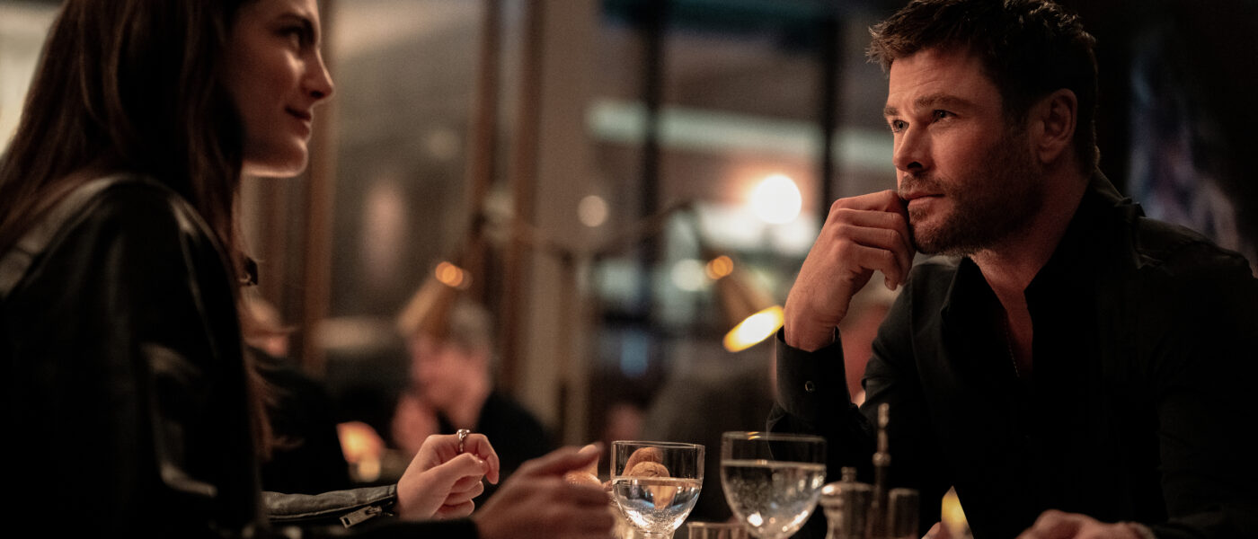 Monica Barbaro and Chris Hemworth eat dinner in CRIME 101 (2026)