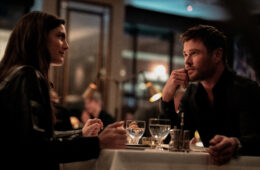 Monica Barbaro and Chris Hemworth eat dinner in CRIME 101 (2026)