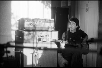 Paul McCartney plays his guitar in MAN ON THE RUN (2025)