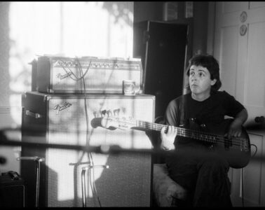 Paul McCartney plays his guitar in MAN ON THE RUN (2025)