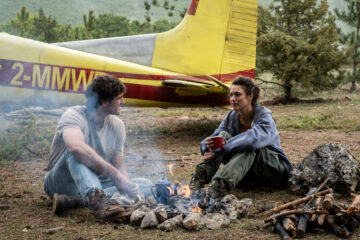 (L-R) Jacob Elordi as Hig and Margaret Qualley as Cima in 20th Century Studios' THE DOG STARS. Photo by Fabio Lovino. © 2026 20th Century Studios. All Rights Reserved.
