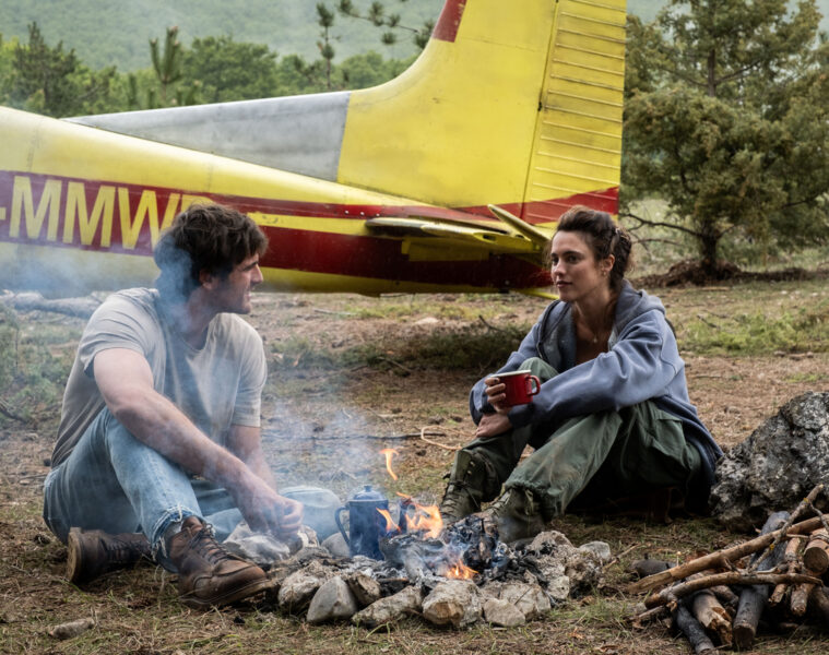 (L-R) Jacob Elordi as Hig and Margaret Qualley as Cima in 20th Century Studios' THE DOG STARS. Photo by Fabio Lovino. © 2026 20th Century Studios. All Rights Reserved.
